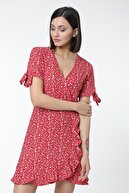 MD trend Kadın Kırmızı Kol Detaylı Desenli Eteği Fırfırlı Kruvaze Elbise