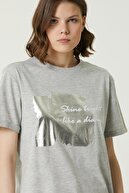 Network Kadın Basic Fit Gri Yazı Baskılı T-shirt 1079554