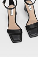 Stradivarius Kadın Siyah Dolgulu Bantlı Topuklu Sandalet 19207770
