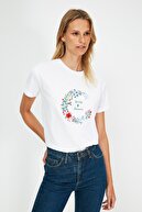 TRENDYOLMİLLA Beyaz Nakışlı Basic Örme T-Shirt TWOSS21TS3904