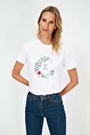 TRENDYOLMİLLA Beyaz Nakışlı Basic Örme T-Shirt TWOSS21TS3904