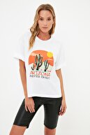 TRENDYOLMİLLA Beyaz Baskılı Semifitted Örme T-Shirt TWOSS21TS3985