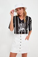 TRENDYOLMİLLA Siyah Lisanslı Space Jam Baskılı Crop Örme T-Shirt TWOSS21TS0570