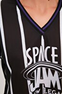 TRENDYOLMİLLA Siyah Lisanslı Space Jam Baskılı Crop Örme T-Shirt TWOSS21TS0570