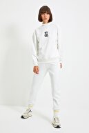 TRENDYOLMİLLA Beyaz Nakışlı Basic Örme Şardonlu Sweatshirt TWOAW21SW0019