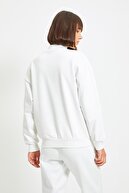 TRENDYOLMİLLA Beyaz Nakışlı Basic Örme Şardonlu Sweatshirt TWOAW21SW0019