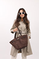 کیف زنانه چرم قهوه ای تلخ چرم دست و شانه با بسته شدن آهنربا و قفل جزئیات-thumb