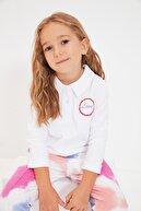 TRENDYOLKIDS Beyaz Nakışlı Kız Çocuk Örme Polo Yaka T-shirt TKDAW22PO0006