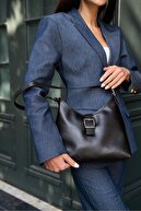 کیف دست و شانه زنان سیاه با جزئیات دست و پنجه نرم طلا-thumb