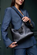 کیف دست و شانه زنان سیاه با جزئیات دست و پنجه نرم طلا-thumb