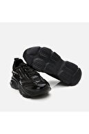 عابر پیاده توسط کفش ورزشی سیاه Hotic 01AYY303540A100-thumb