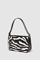 Housebags Kadın Zebra Desenli Tokalı Baguette Çanta 208