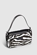 Housebags Kadın Zebra Desenli Tokalı Baguette Çanta 208