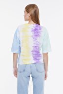 TRENDYOLMİLLA Çok Renkli Batik Desen Baskılı Loose Crop Örme T-Shirt TWOSS21TS3432