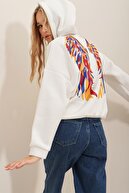 Trend Alaçatı Stili Kadın Beyaz Kapüşonlu İçi Polarlı Baskılı Sweatshirt ALC-531-001