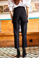 Olalook Kadın Siyah Cepli Pileli Aksesuarlı Kemerli Havuç Pantolon PNT-19000138