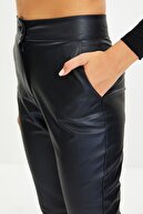 TRENDYOLMİLLA Siyah Deri Görünümlü Pantolon TWOAW22PL0290