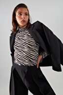 TRENDYOLMİLLA Siyah Zebra Desenli Vatkalı Çıtçıtlı Örme Body TWOSS20BD0003