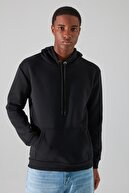 TRENDYOL MAN Siyah Erkek Regular Fit Kapüşonlu Uzun Kollu Kanguru Cepli Sweatshirt TMNAW20SW0163
