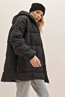 Trend Alaçatı Stili Kadın Siyah Kapüşonlu Dış Cepli Puffer Fashion Oversize Şişme Mont ALC-X7365