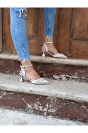 Atelierby DS Gümüş Saten 5 cm Yaprak Taşlı Bileklikli Kadın Topuklu Ayakkabı