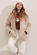 Trend Alaçatı Stili Kadın Bej Beyaz Kapüşonlu İçi Polarlı Oversize Baskılı 3 İplik Fermuarlı Sweatshirt Ceket ALC-X7578