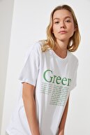 TRENDYOLMİLLA Beyaz Boyfriend Baskılı %100 Organik Pamuk Örme T-Shirt TWOSS21TS2384