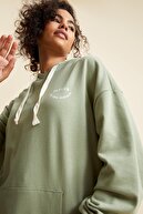 Defacto Kadın Haki Slogan Baskılı Organik Pamuklu Cepli Kapüşonlu Oversize Fit Sweatshirt V1692AZ21AU