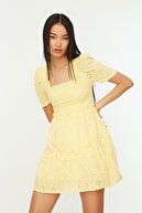 TRENDYOLMİLLA Sarı Brodeli Elbise TWOSS21EL2690