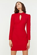 TRENDYOLMİLLA Kırmızı Yaka Detaylı Elbise TWOAW22EL0393