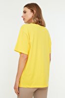 TRENDYOLMİLLA Sarı Nakışlı Boyfriend Örme T-shirt TWOSS19IS0051