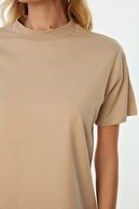 TRENDYOLMİLLA Bej %100 Organik Pamuk Dik Yaka Örme T-Shirt TWOSS21TS1431