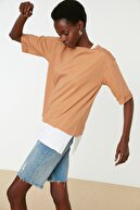 TRENDYOLMİLLA Açık Kahverengi Süprem Parça Detaylı Boyfriend Örme T-Shirt TWOSS20TS0858