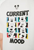 TRENDYOLMİLLA Beyaz Lisanslı Mickey Mouse Baskılı Boyfriend Örme T-Shirt TWOSS21TS0547