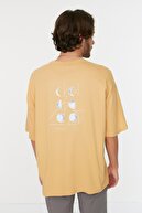 TRENDYOL MAN Bej Erkek Kısa Kollu Sırt Baskılı Oversize T-Shirt TMNSS21TS0617