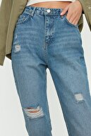 TRENDYOLMİLLA Koyu Mavi Yırtık Detaylı Yüksek Bel Mom Jeans TWOSS21JE0110
