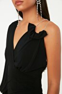 TRENDYOLMİLLA Siyah Akseuar Detaylı Örme Elbise TPRSS22EL0451