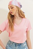 Trend Alaçatı Stili Kadın Pudra V Yaka Basic T-Shirt ALC-1045-A
