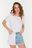 TRENDYOLMİLLA Beyaz Ön ve Sırt Baskılı Basic Örme T-Shirt