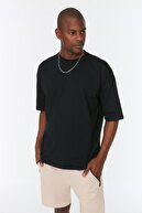 TRENDYOL MAN Siyah Erkek Basic %100 Pamuklu Bisiklet Yaka Oversize Kısa Kollu T-Shirt TMNSS22TS0318