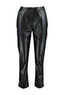 TRENDYOLMİLLA Siyah Deri Görünümlü Pantolon TWOAW22PL0290