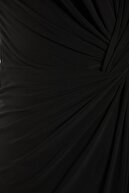 TRENDYOLMİLLA Siyah Drape Detaylı Abiye & Mezuniyet Elbisesi TPRSS19UT0099
