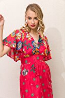 Kdm Kadın Modası Kadın Kırmızı Kruvaze Yaka Yarasa Kolu Dantel Biyeli Renkli Çiçekli Saten Elbise