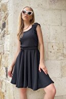 Trend Alaçatı Stili Kadın Siyah Kalp Yaka Bele Oturan Kemerli Likralı Piliseli Elbise ALC-764-001