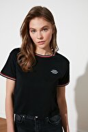 TRENDYOLMİLLA Siyah Nakışlı Crop Örme T-Shirt TWOSS21TS0824