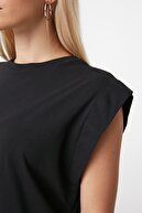 TRENDYOLMİLLA Siyah Kolsuz Basic Örme T-Shirt TWOSS20TS0021
