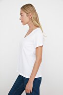 TRENDYOLMİLLA Beyaz V Yaka Basic  Örme T-Shirt TWOSS20TS0129