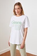 TRENDYOLMİLLA Beyaz Boyfriend Baskılı %100 Organik Pamuk Örme T-Shirt TWOSS21TS2384