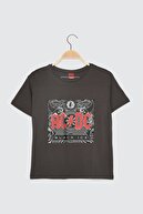 TRENDYOLMİLLA Antrasit Lisanslı ACDC Baskılı Semifitted Örme T-Shirt TWOSS21TS0012