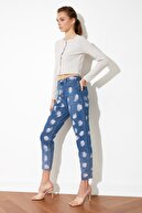 TRENDYOLMİLLA Mavi Batik Yıkamalı Yüksek Bel Mom Jeans TWOSS21JE0174